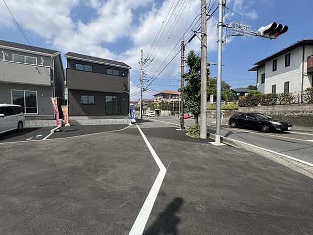 前面道路を含めた現地写真です。