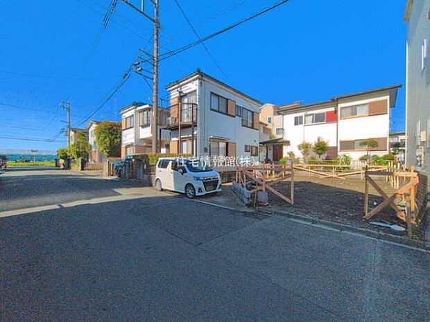 前面道路を含めた現地写真です。