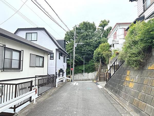 前面道路を含めた現地写真です。