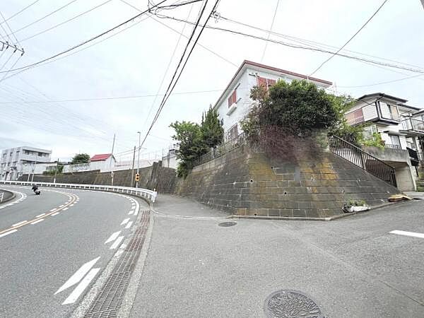 前面道路を含めた現地写真です。