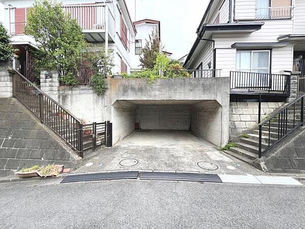 駐車場ももちろん完備しておりますのでお車所有の方にも心強いです。