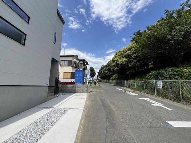前面道路を含めた現地写真です。