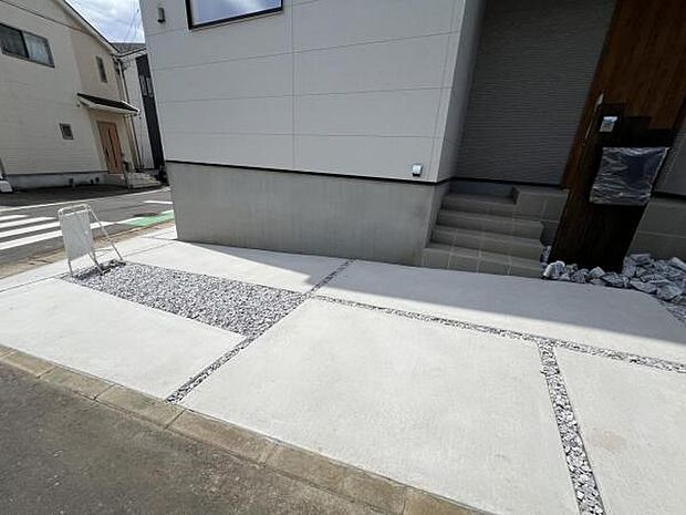 駐車場ももちろん完備しておりますのでお車所有の方にも心強いです。