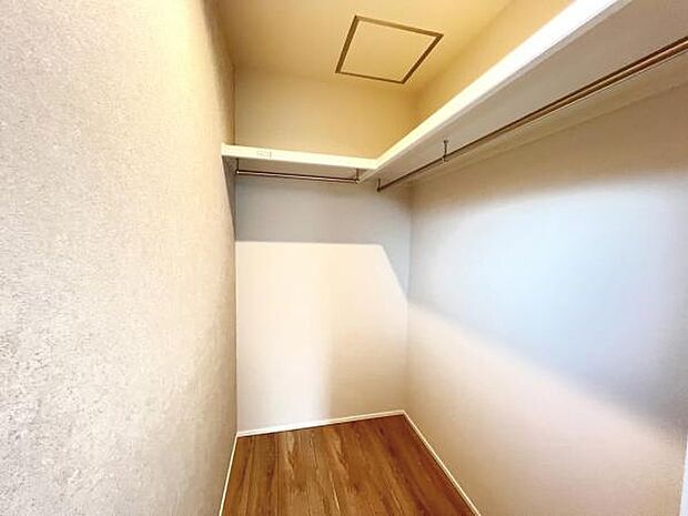 ウォークインクローゼットがあり収納スペースも豊富。季節物もスッキリ片付きそうです。