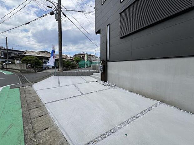 駐車場ももちろん完備しておりますのでお車所有の方にも心強いです。