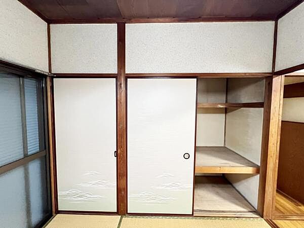いつでもお部屋をスッキリお使い頂ける収納スペースを設置。
