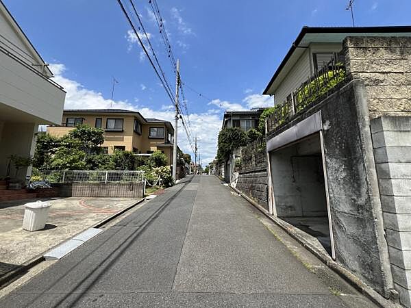 前面道路を含めた現地写真です。