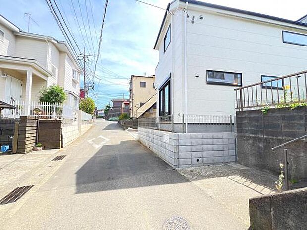 前面道路を含めた現地写真です。