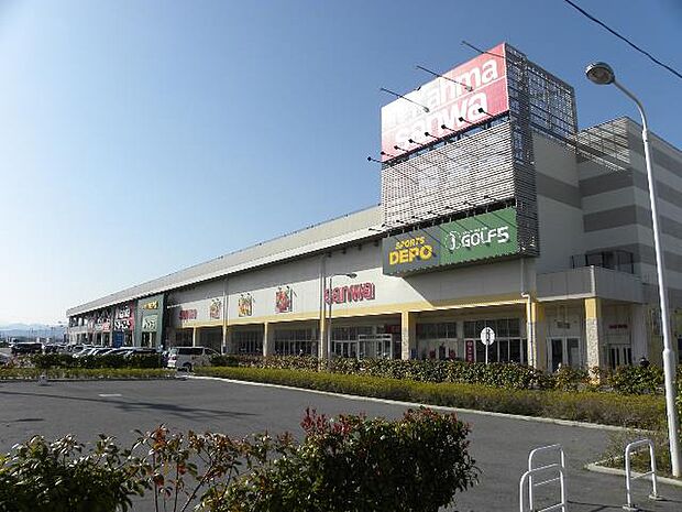 スーパー三和 カルサ平塚店まで約810m(徒歩11分)