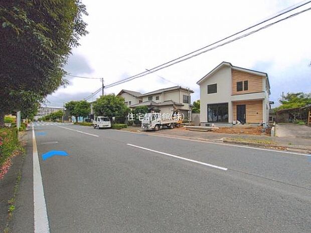 前面道路を含めた現地写真です。