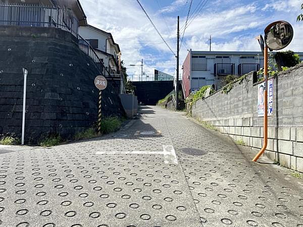 前面道路を含めた現地写真です。