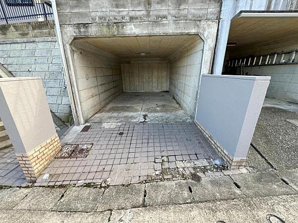 駐車場ももちろん完備しておりますのでお車所有の方にも心強いです。