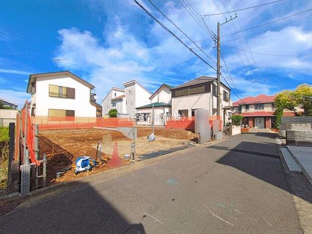 前面道路を含めた現地写真です。