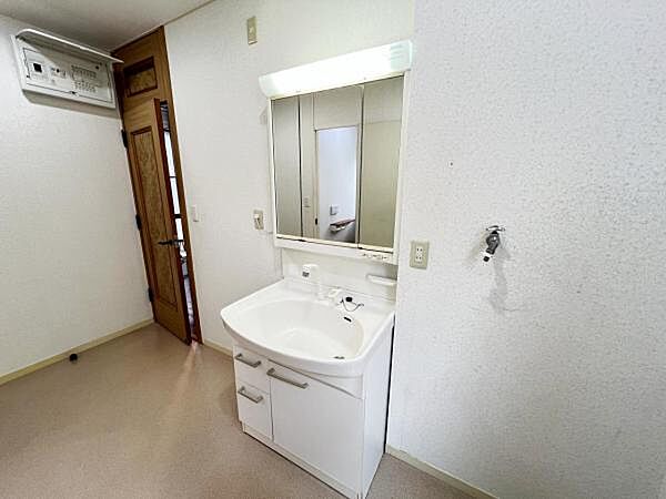 洗面化粧台です。朝の身支度から1日が始まります。