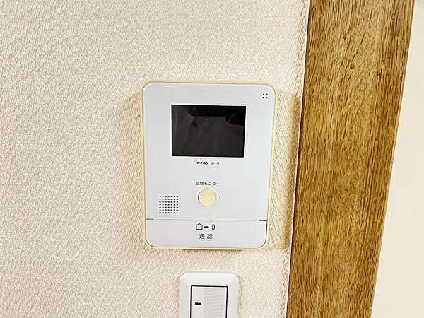 訪問者を確認できるTVモニター付きインターフォンです。