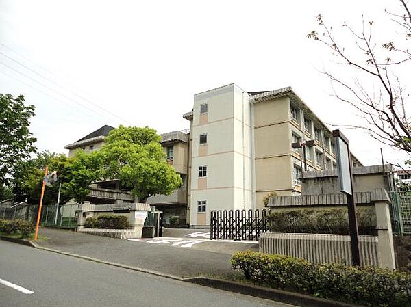 厚木市立森の里中学校まで約750m（徒歩10分）
