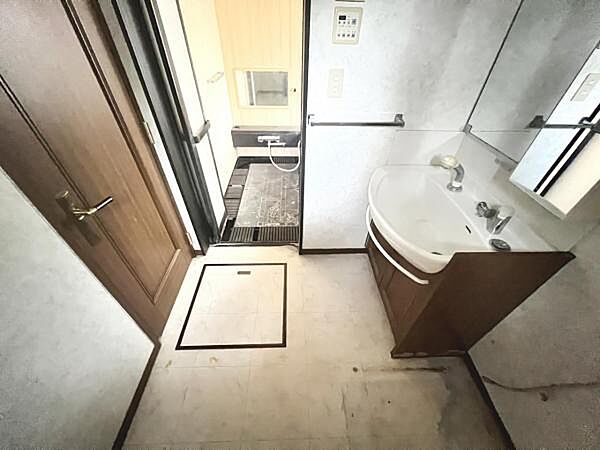 お天気を気にせずお洗濯ができ、室内干し可能です。