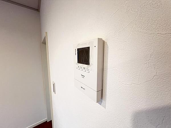 訪問者を確認できるTVモニター付きインターフォンです。