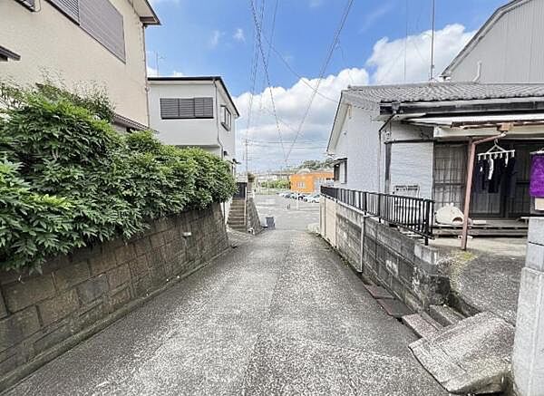 前面道路を含めた現地写真です。