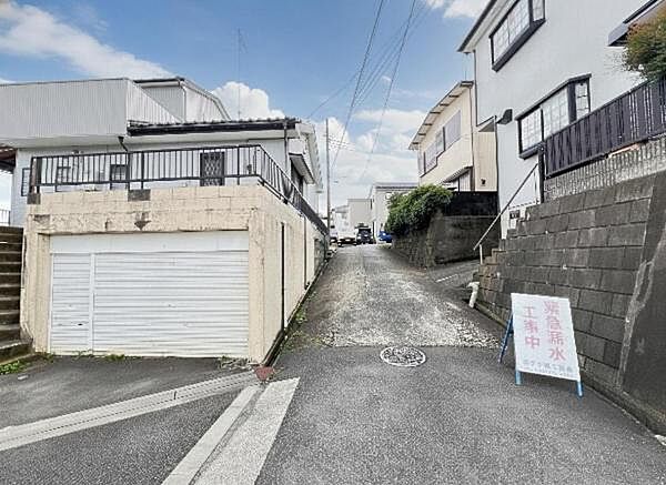 前面道路を含めた現地写真です。