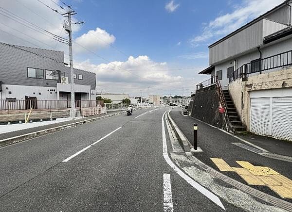 前面道路を含めた現地写真です。