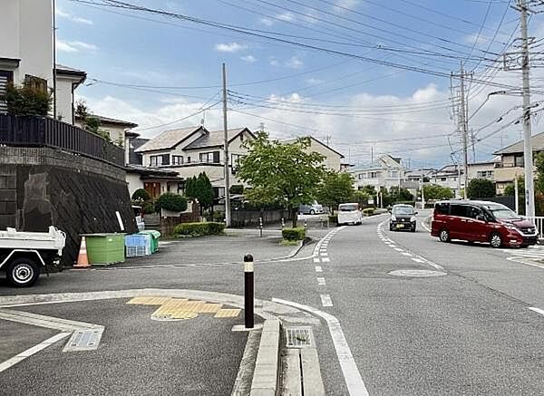 前面道路を含めた現地写真です。