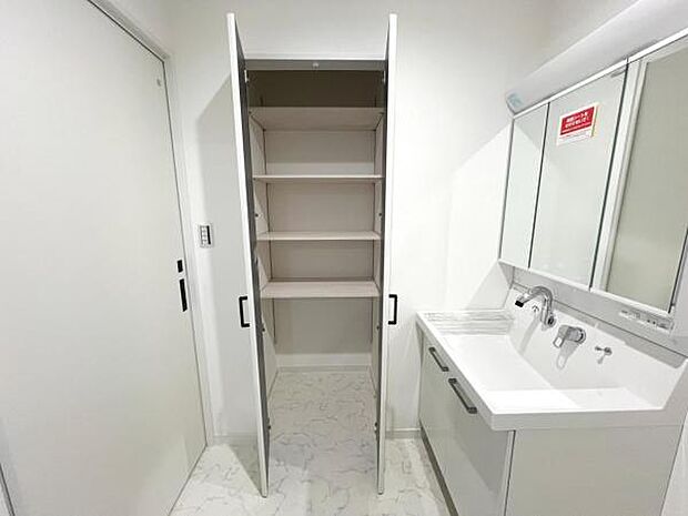 いつでもお部屋をスッキリお使い頂ける収納スペースを設置。