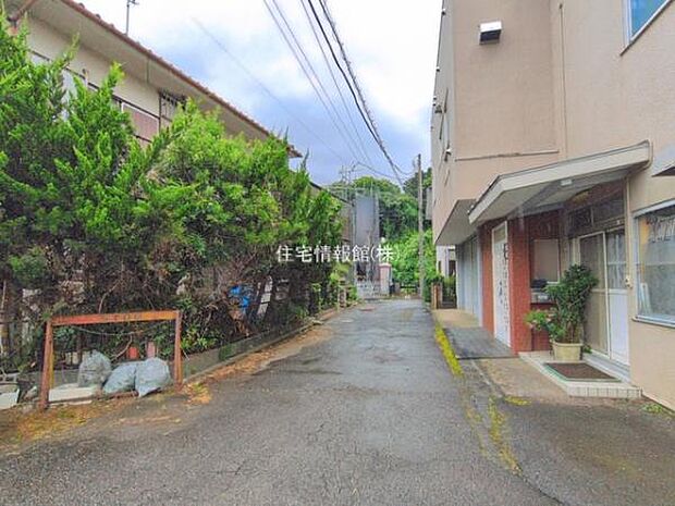 前面道路を含めた現地写真です。