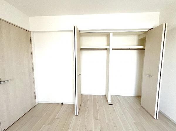 いつでもお部屋をスッキリお使い頂ける収納スペースを設置。