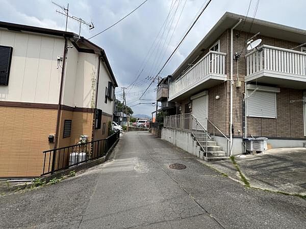 前面道路を含めた現地写真です。