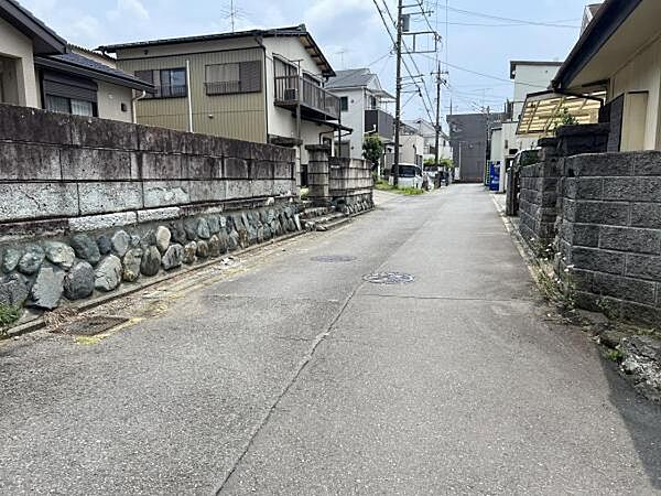 前面道路を含めた現地写真です。