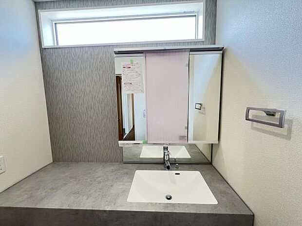 洗面化粧台です。朝の身支度から1日が始まります。