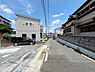 外観：前面道路を含めた現地写真です。