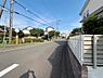 外観：前面道路を含めた現地写真です。
