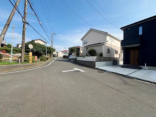 前面道路を含めた現地写真です。