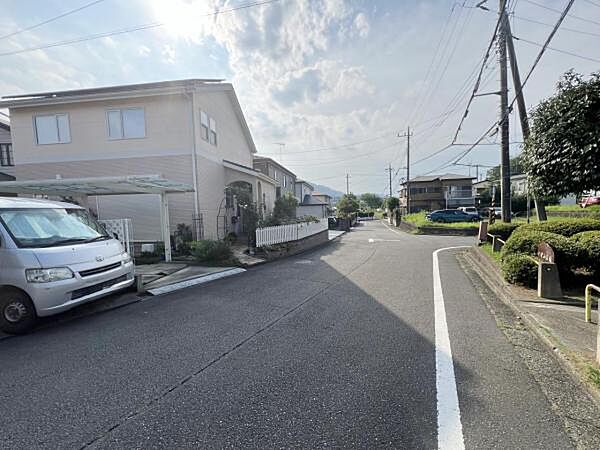前面道路を含めた現地写真です。
