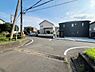 外観：前面道路を含めた現地写真です。