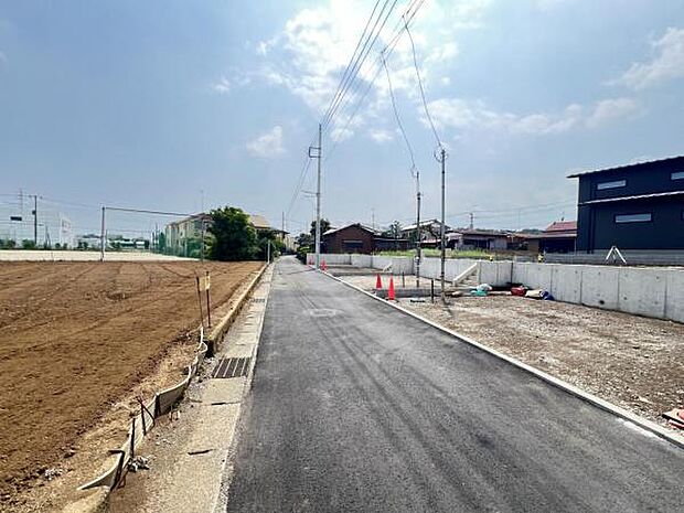 前面道路を含めた現地写真です。