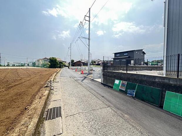 前面道路を含めた現地写真です。