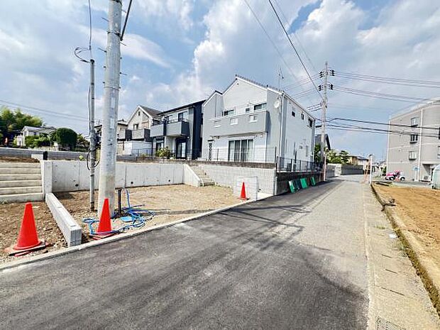 前面道路を含めた現地写真です。