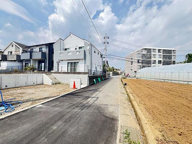 前面道路を含めた現地写真です。