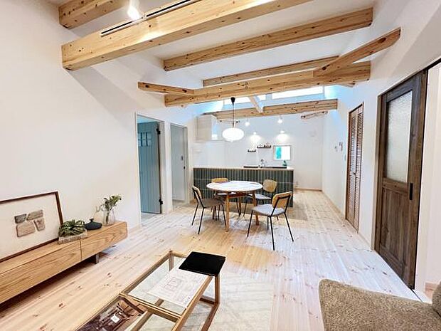 家族団らんの場所としてゆったりと居心地の良いリビングです。