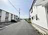 外観：前面道路を含めた現地写真です。
