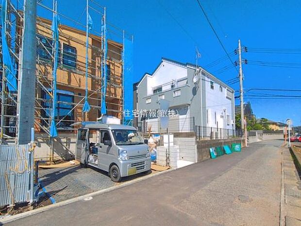 前面道路を含めた現地写真です。