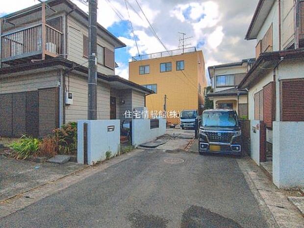 前面道路を含めた現地写真です。