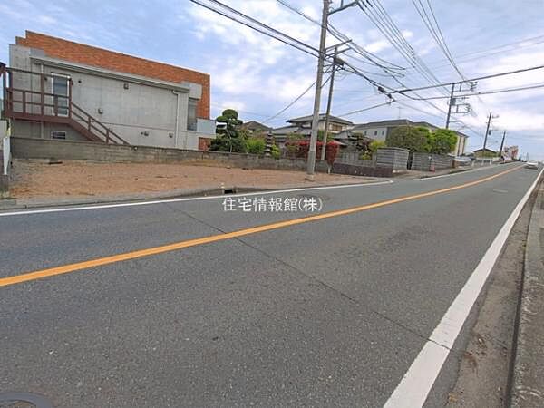前面道路を含めた現地写真です。