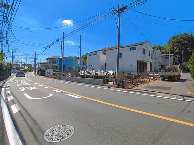 前面道路を含めた現地写真です。