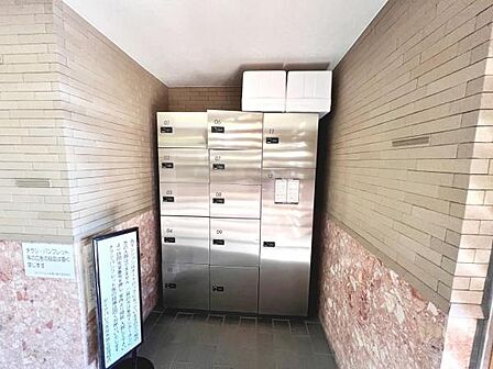 不在時にも荷物を受け取れる宅配ボックス。