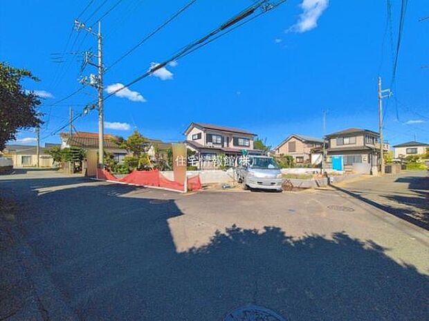 前面道路を含めた現地写真です。