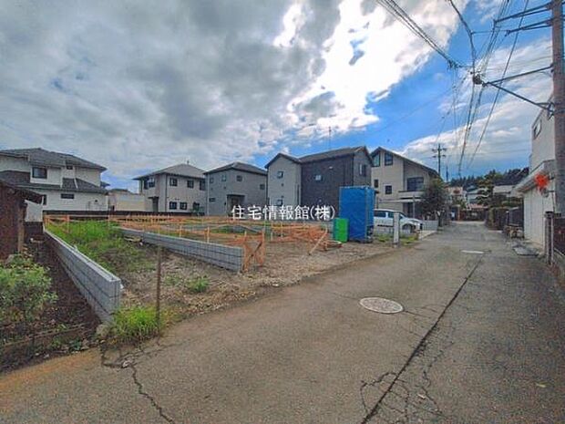 前面道路を含めた現地写真です。